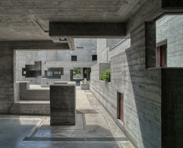 terrasse avec sol et murs en ciment